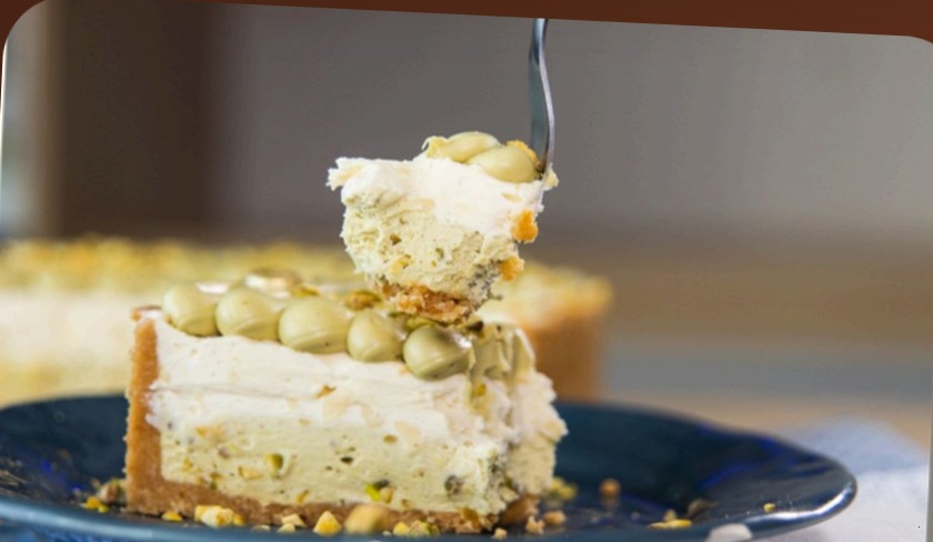Fatia de torta artesanal de pistache da Art em Doces