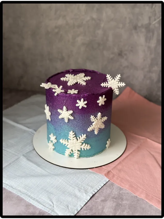Bolo personalizado com decoração temática em tons de azul e flocos de neve