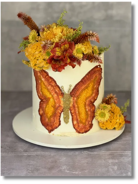Bolo personalizado com borboleta e flores naturais na decoração