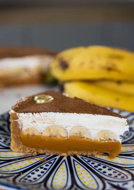 Fatia da torta Banoffee com doce de leite e bananas