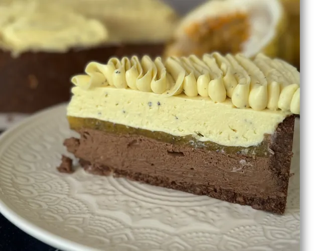 Fatia da torta de maracujá com chocolate e cremoso amarelo