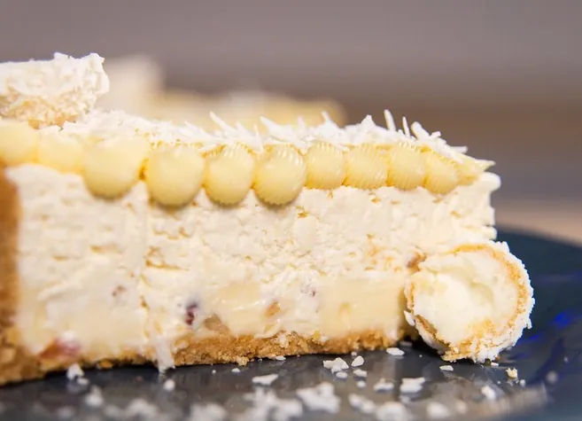 Fatia da torta tipo Rafaello com coco e amêndoas