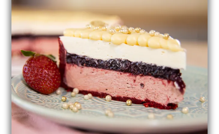 Fatia da torta Sublime Red Velvet com geleia de frutas vermelhas e morango